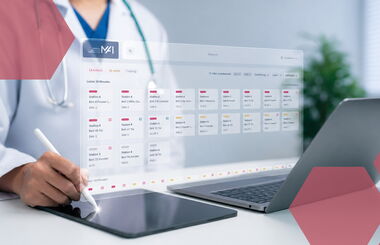 Arzt erhält auf dem Laptop Unterstützung in der klinischen Entscheidungsfindung